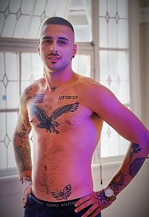 Aaron Escort Masculino