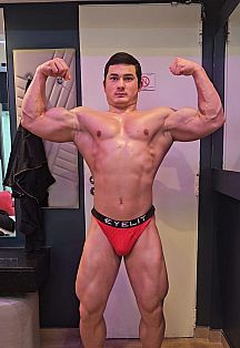 Arnold Escort Masculino