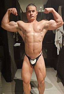 Arnold Escort Masculino